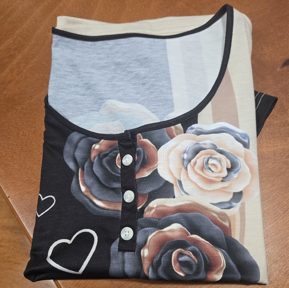 Floral and heart Top with 3 buttons